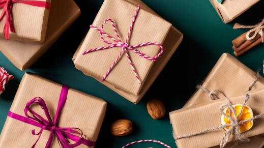 Diverse cadeautjes met een magenta strik.