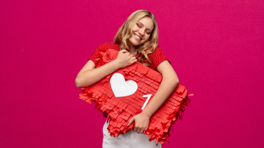 Blonde dame die een instagram like vasthoud.