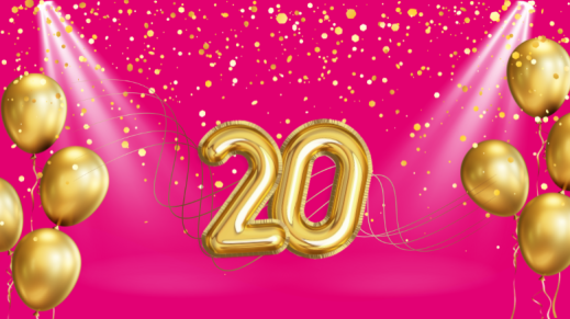 Een feestelijk beeld van de opgeblazen cijfers 2 en 0, omringd met ballonnen.