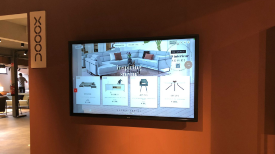 Interactief narrowcasting scherm in showroom van Xooon.